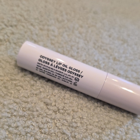 Odyssey Hydrating Non-Sticky Lip Oil Gloss In Journey (Clear) - Picture 2 of 4